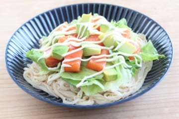 サーモンとアボカドのそうめん