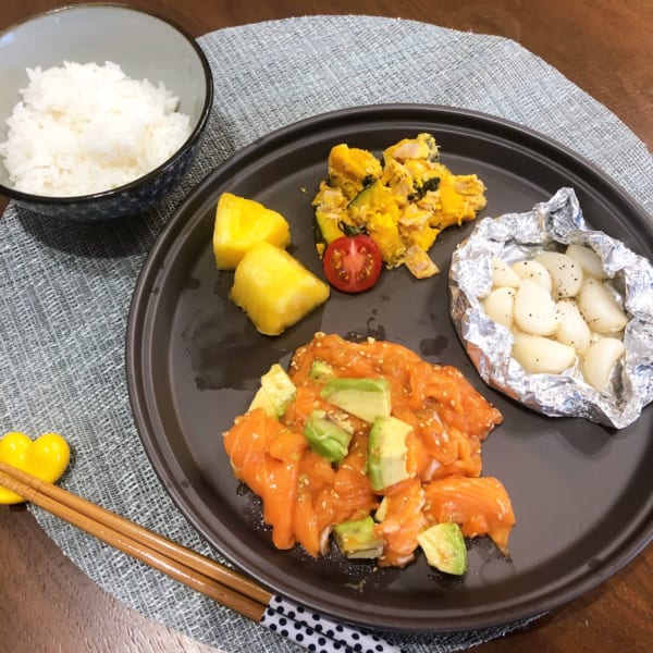 アボカドとサーモンのポキなど