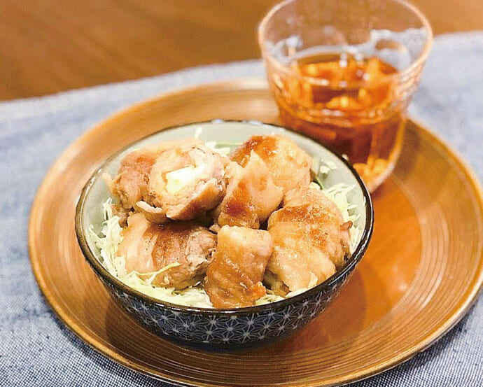 チーズを使った豚の角煮風丼の写真
