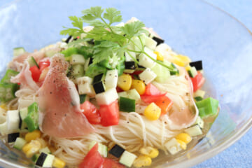 夏野菜のコンソーメンの写真